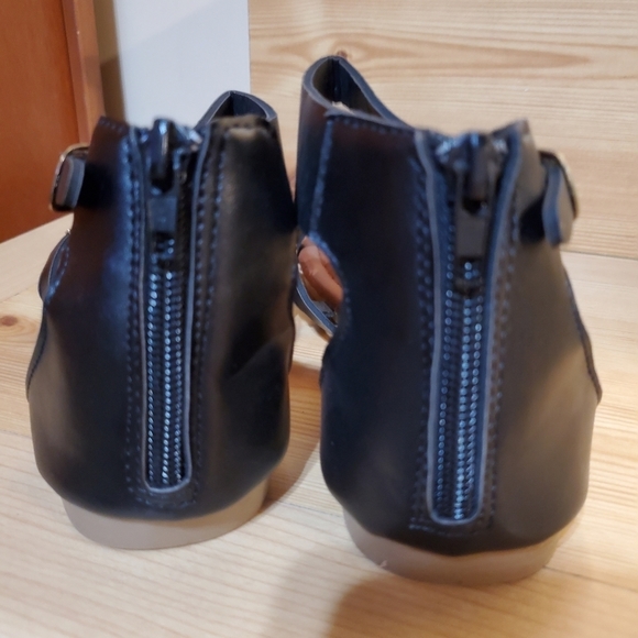 Wells Women's Gladiator Sandals - Picture 7 of 8